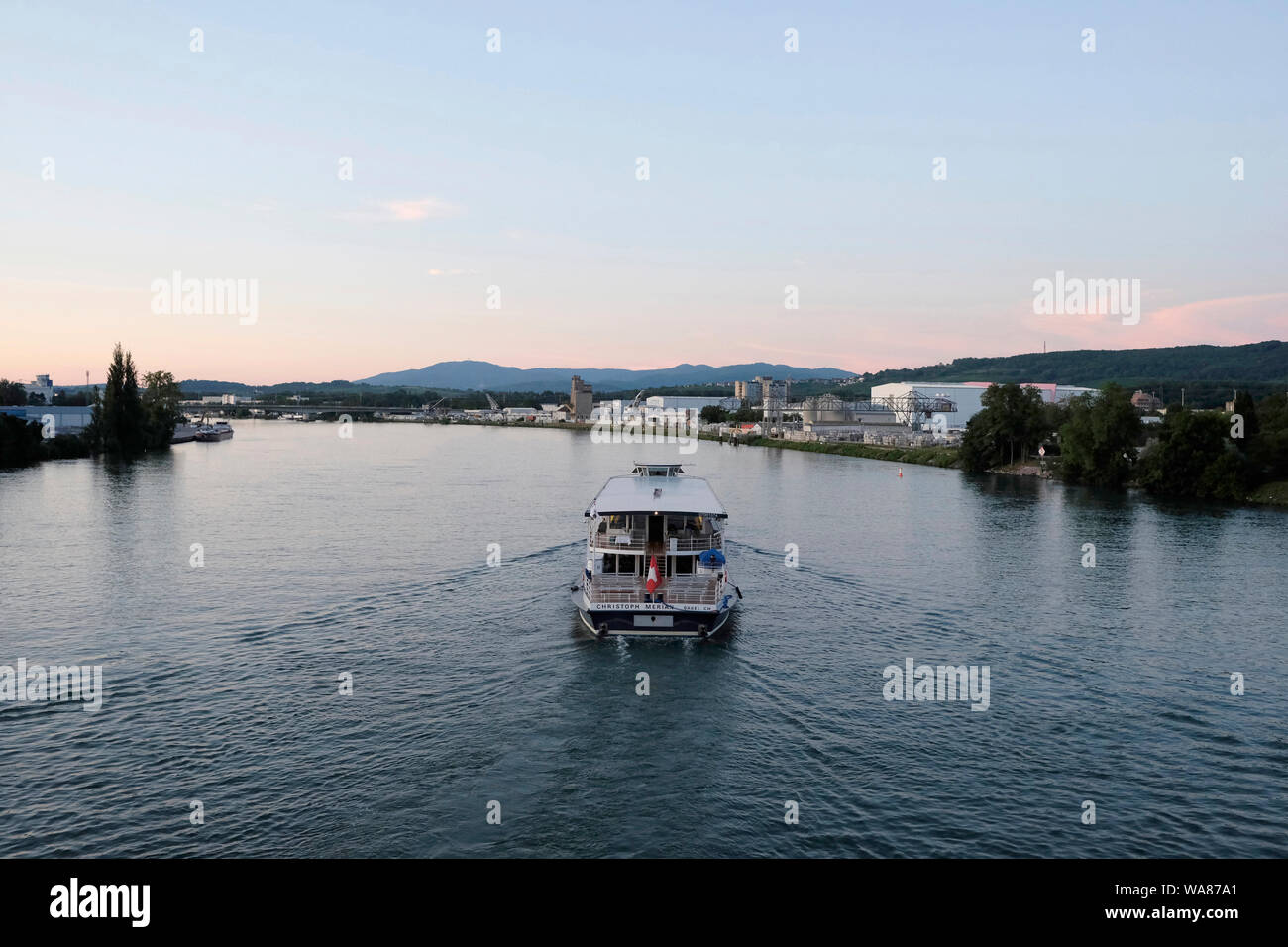 Un turista in barca a vela sul fiume Reno, Basilea, Germania Foto Stock