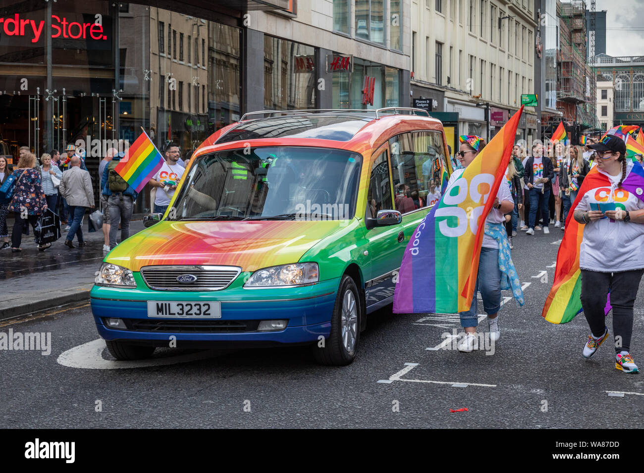 Un Co-Op Funeralcare funebre gay in arcobaleno di colori a orgoglio Glasgow 2019. Vi è stata una reazione mista per i veicoli di presenza alla manifestazione. Foto Stock