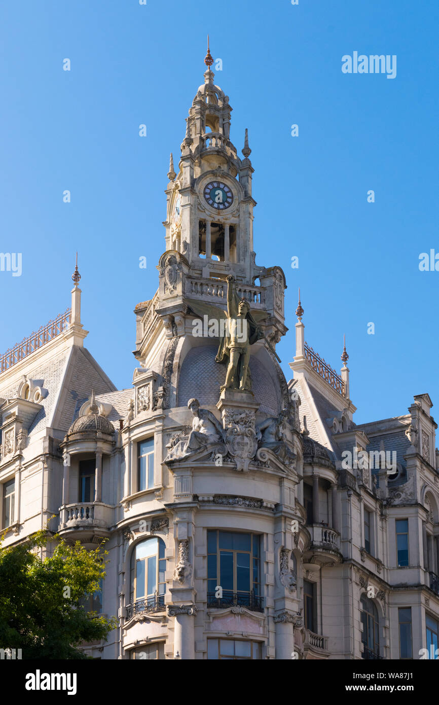 Portogallo Porto Porto Praia da Liberdade Av dos Aliados iconico Edificio centro storico ornato figure in pietra sculture statue di clock tower nuvole Foto Stock