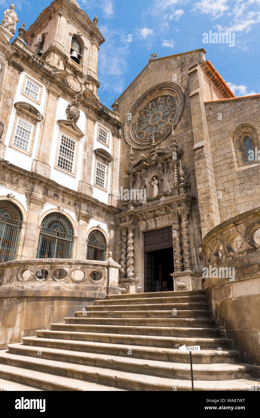 Portogallo Porto Porto chiesa di San Francesco Igreja de São Francisco interno gotico barocco 1244 1530 rosone scalinate ingresso ornato Foto Stock