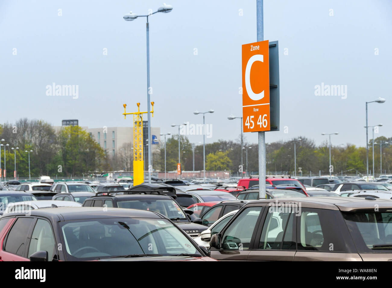 Dall'Aeroporto Gatwick di Londra, Inghilterra - Aprile 2019: Segno per i visitatori di lasciare la propria auto nel parcheggio lunga sosta all'Aeroporto di London Gatwick Foto Stock