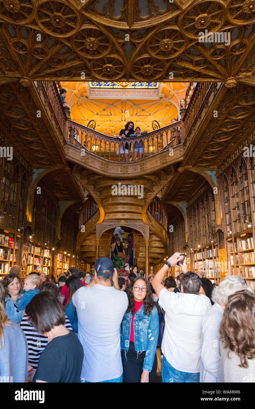 Portogallo Porto Porto Livraria Lello famoso bookshop Harry Potter filosofi fama di pietra turisti neo gotico Livraria 1906 Chardron Livraria Lello Foto Stock
