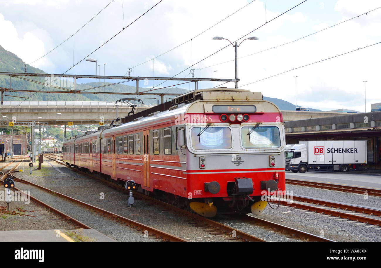 NSB Classe 69 Electric Multiple Unit 69055 lascia Bergen Stazione centrale su un servizio di assistenza locale. Foto Stock