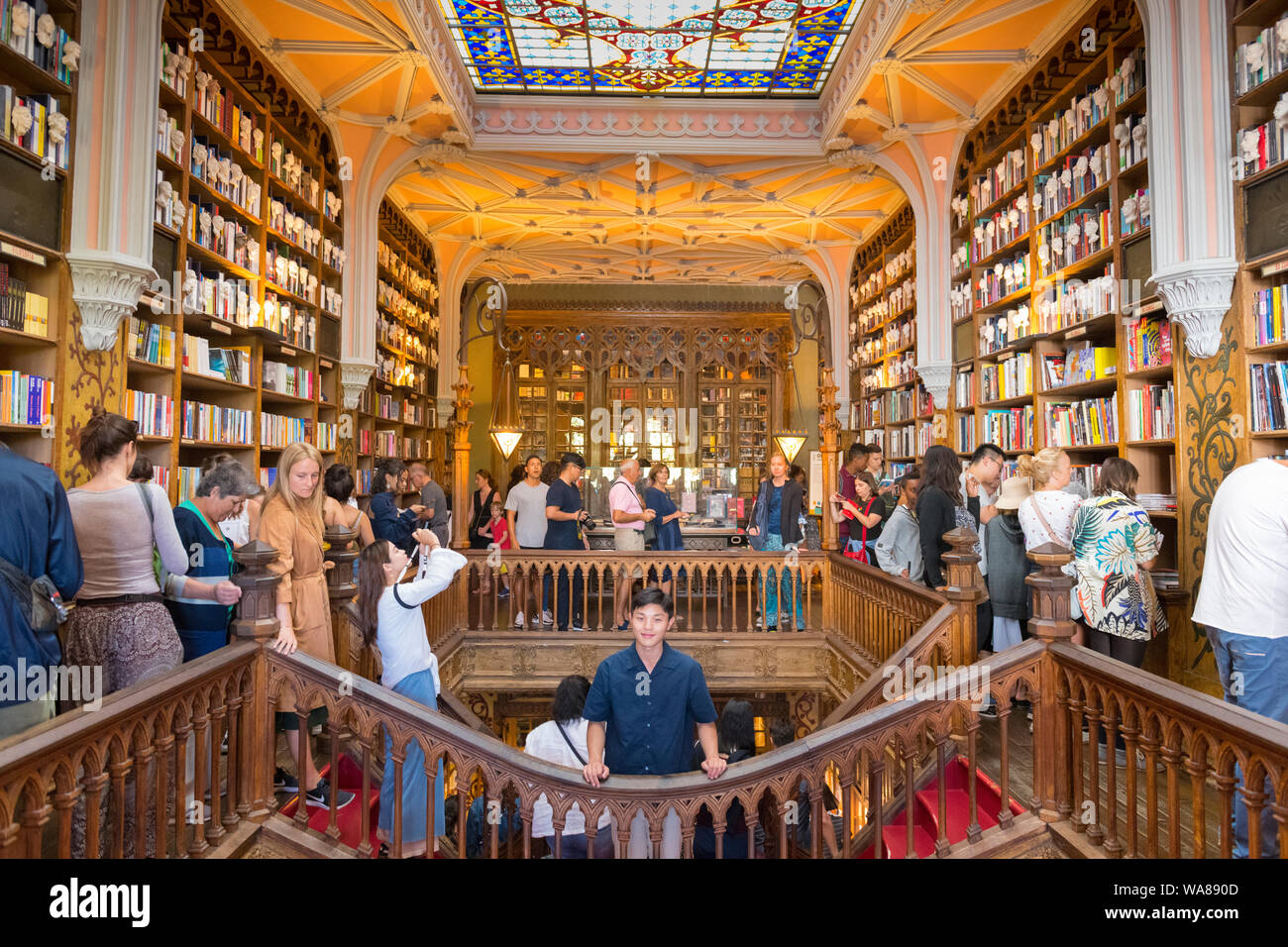 Portogallo Porto Porto Livraria Lello famoso bookshop Harry Potter filosofi fama di pietra turisti neo gotico Livraria 1906 Chardron Livraria Lello Foto Stock