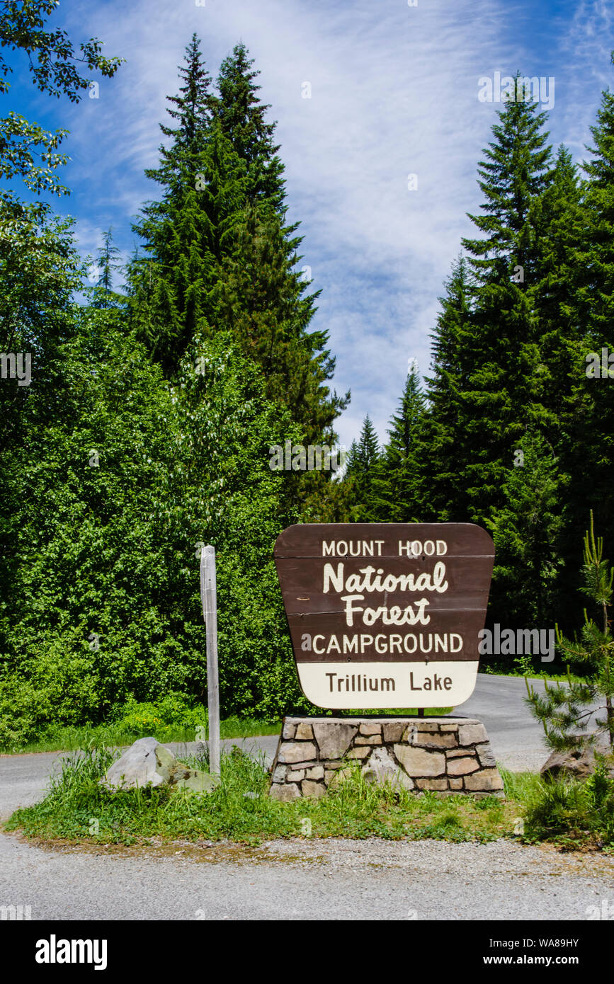 Segno di entrata al lago Trillium Campeggio in Mt Hood National Forest. Cappa Mt Oregon Foto Stock