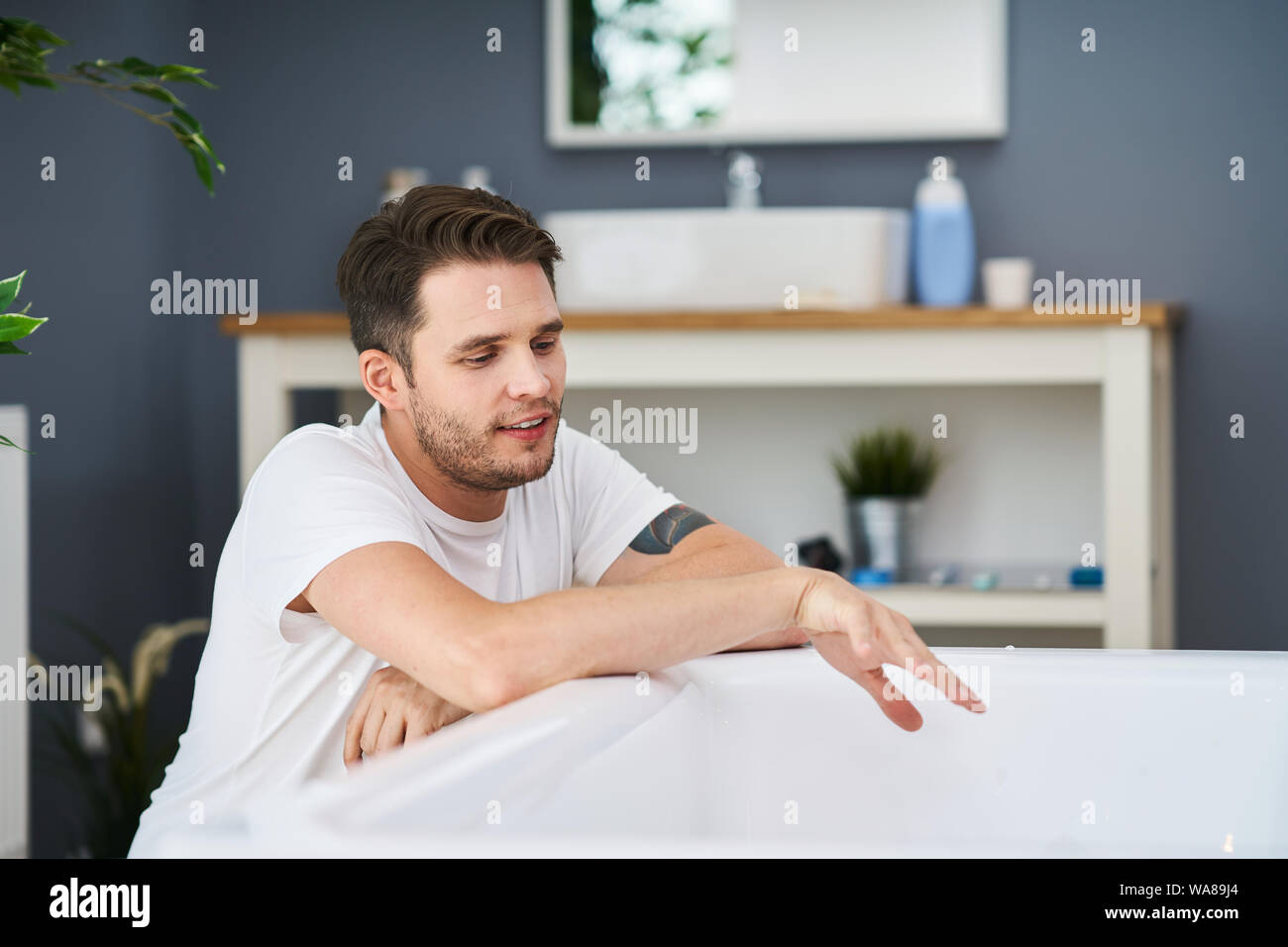 Uomo adulto preparazione vasca in bagno Foto Stock