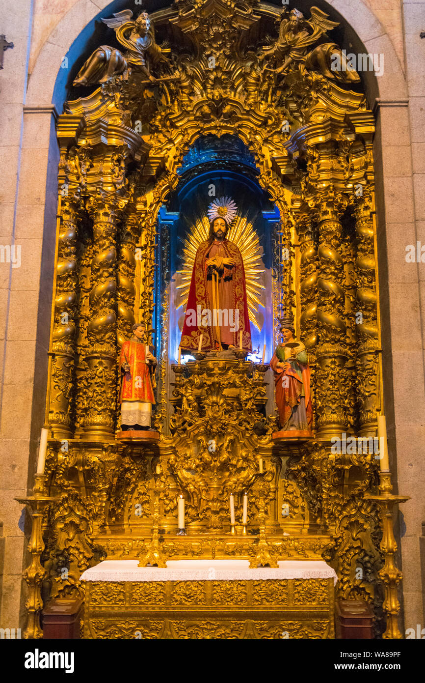 Portogallo Porto Porto Igreja do Carmo chiesa barocca di Jose Figueiredo 1768 Rua do Carmo altare figure candele portacandele oro dorato ornata di colonne Foto Stock