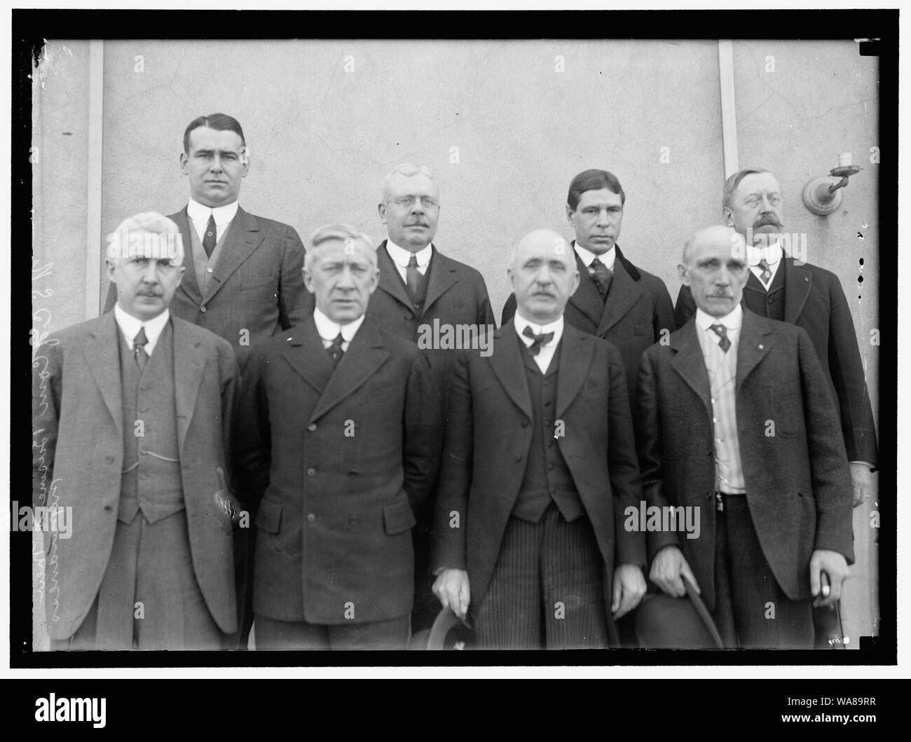 Camera di COMERCE degli U.S.A. Imprenditori del comitato di preparazione. In alto a sinistra: BASCOM LITTLE, PRESIDENTE; successivamente, GENERALE ALBERT J. LOGAN DI PITTSBURGH; SUPERIORE DESTRA: LOUIS T. GOLDING DI ST. Giuseppe, Missouri; 2ND da sinistra anteriore, Matthew E. HANNA Foto Stock