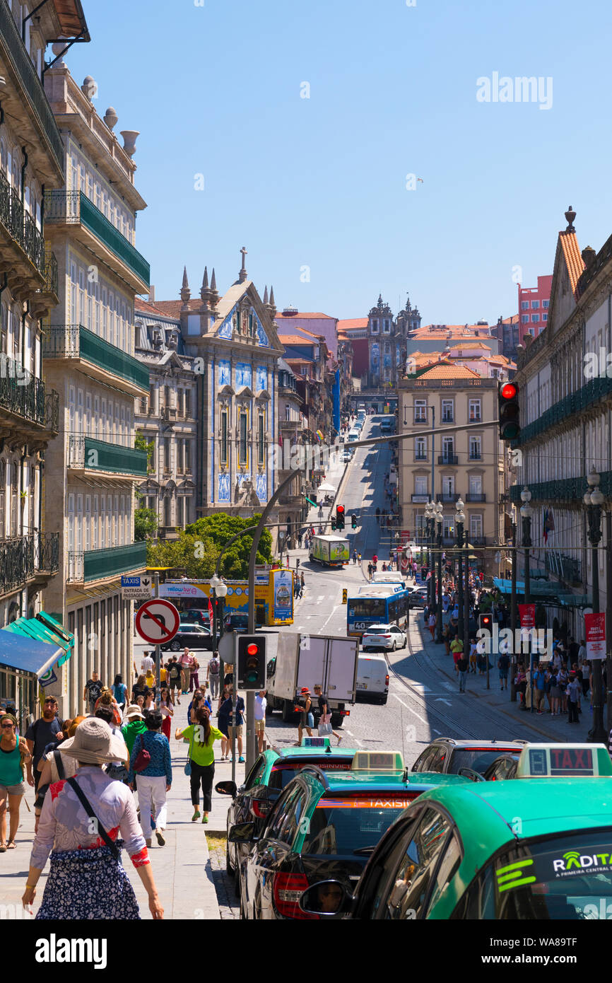 Portogallo Porto Porto collinare Rua Clérigos Igreja dos Congregados street scene semaforo chiesa occupato turisti pedoni taxi cabs Foto Stock