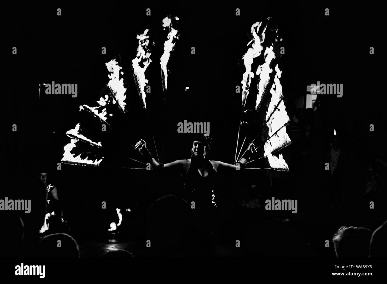 HAMM, Germania 18.08.2019: Fakir, fire show. Foto in bianco e nero. Foto Stock