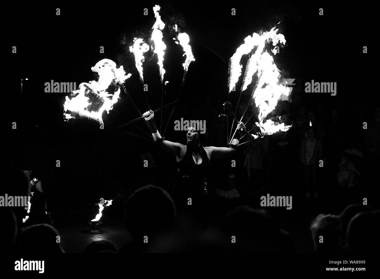 HAMM, Germania 18.08.2019: Fakir, fire show. Foto in bianco e nero. Foto Stock
