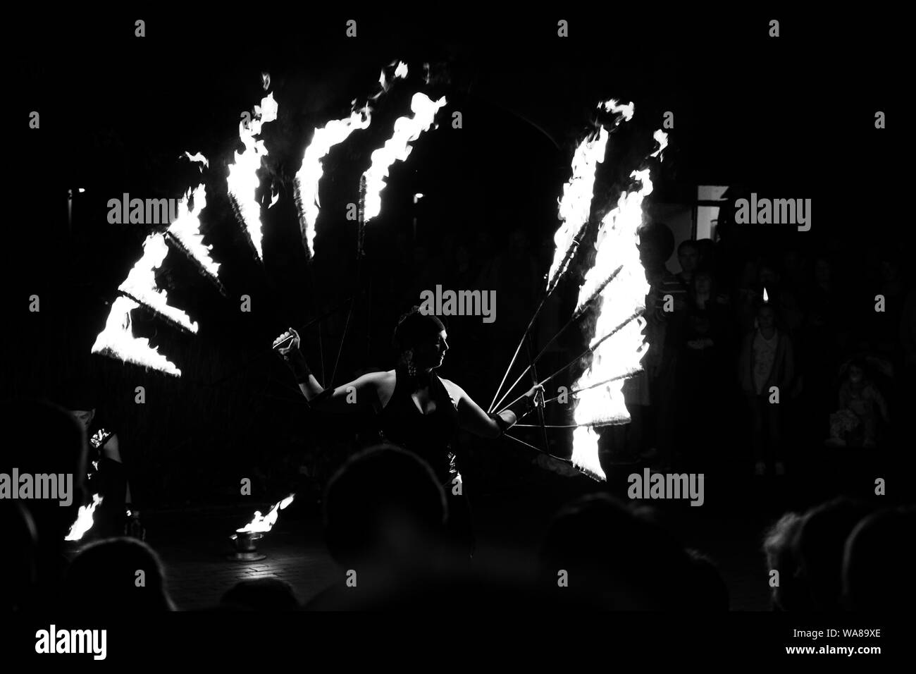 HAMM, Germania 18.08.2019: Fakir, fire show. Foto in bianco e nero. Foto Stock