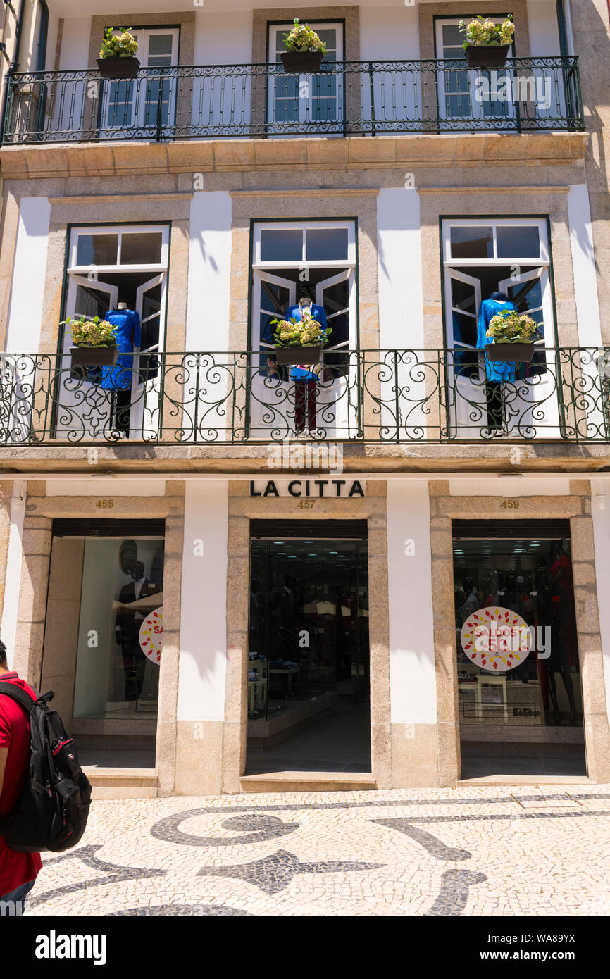Portogallo Porto Porto La citta di stili abbigliamento e accessori shop store manichini modelli sul balcone balconi Foto Stock