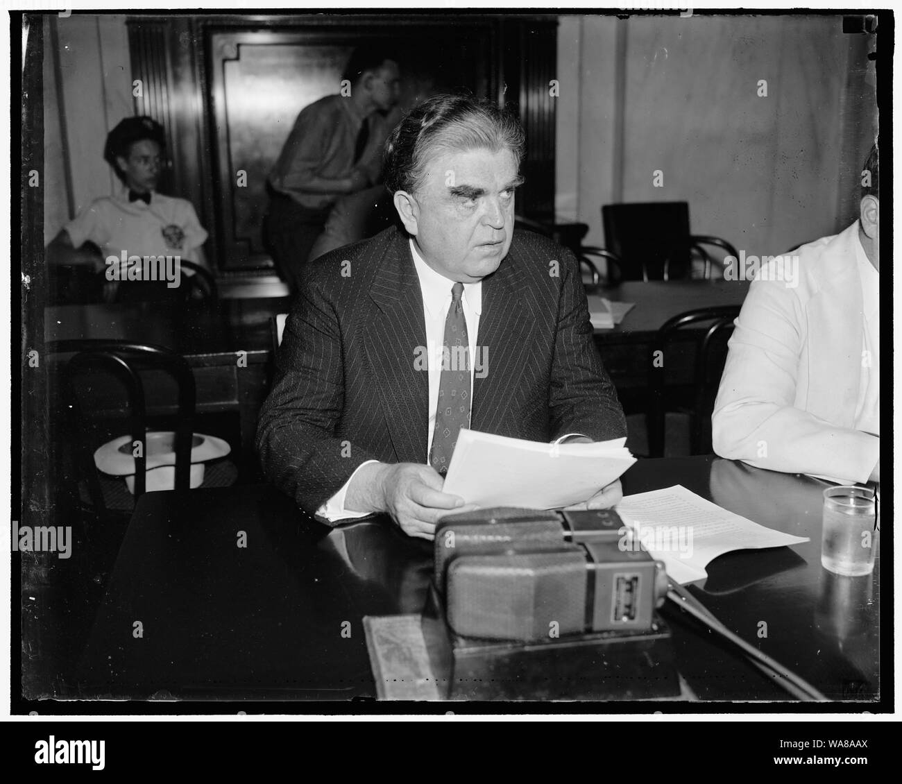C.I.O. Capo approva salario-ora bill. Washington, D.C. 7 giugno. Il salario Black-Connery-e-ora bill ha ricevuto l'approvazione di John L. Lewis presidente del comitato per l organizzazione industriale, come apparve prima che il Senato e la Camera dei comitati di lavoro. Egli ha raccomandato l'impostazione di 40 centesimi all'ora in termini di salari e di un corso di cinque giorni, la settimana di 35 ore. Allo stesso tempo egli anziché ciò che egli chiama fixin salariale contrariamente alle precedenti americano e pratiche. 6/7/37 Foto Stock