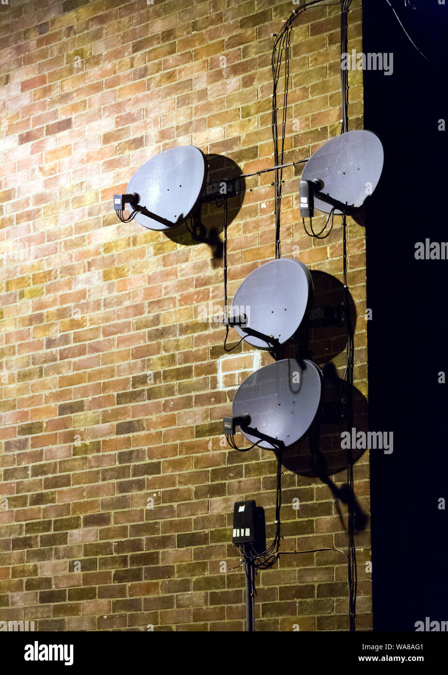 Sky TV antenne paraboliche per la ricezione satellitare Foto Stock