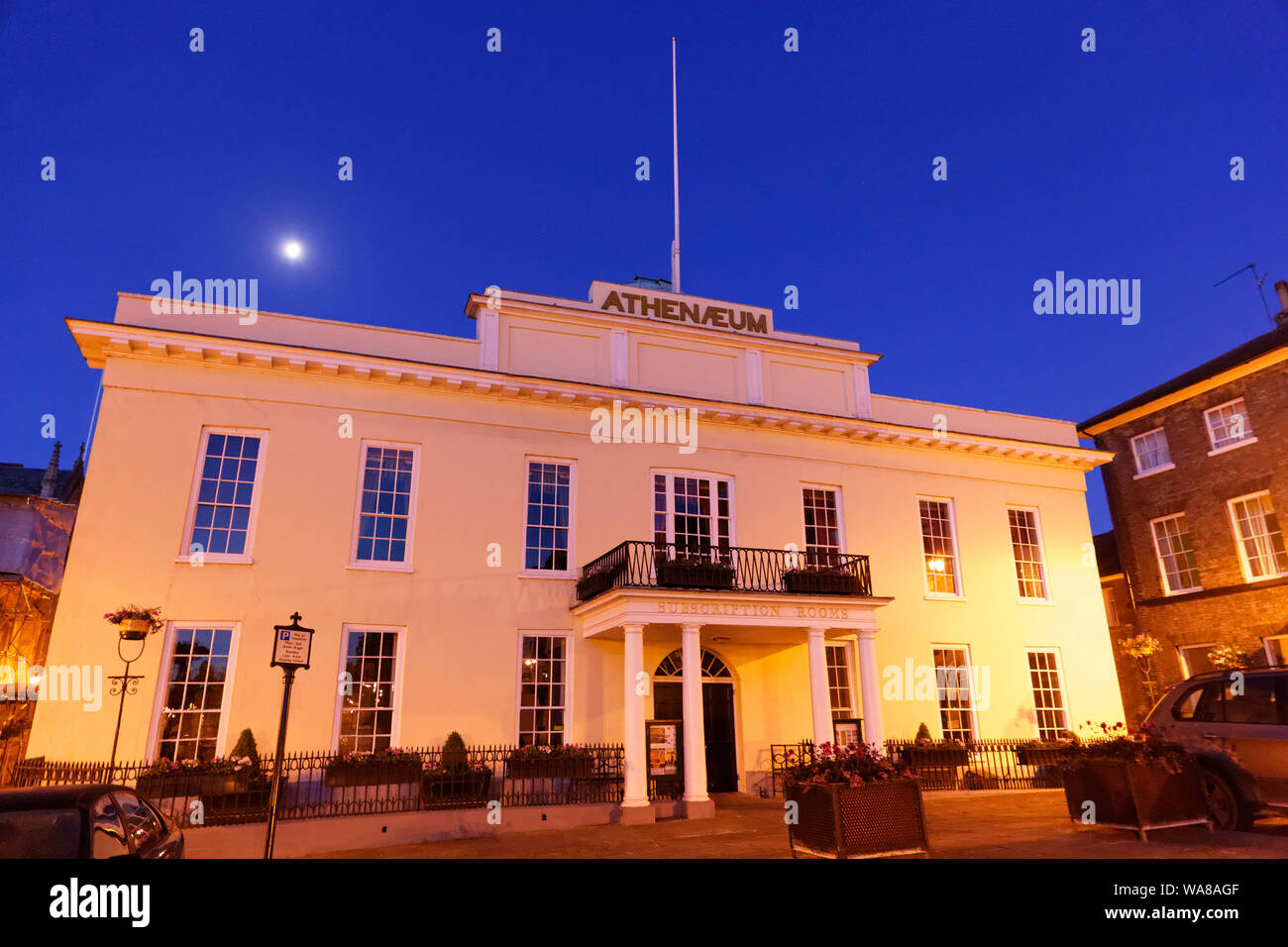 Athenaeum in Bury St Edmunds di notte Foto Stock