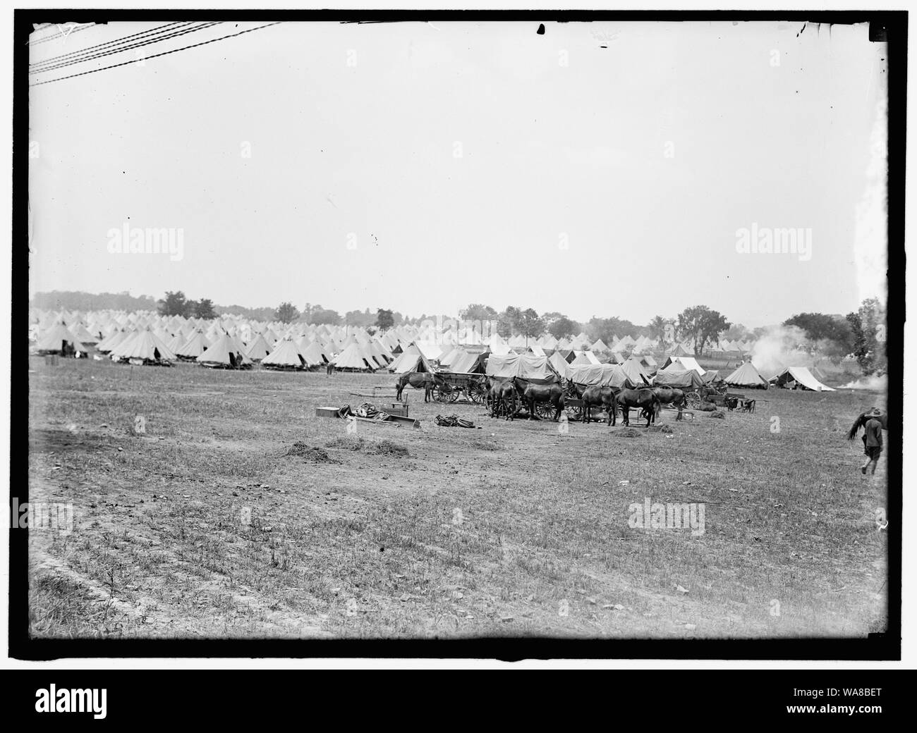 Fucili coloniale. REUNION DI G.A.R. E veterani confederati che avevano combattuto a Gettysburg, SUL CAMPO DI BATTAGLIA Foto Stock