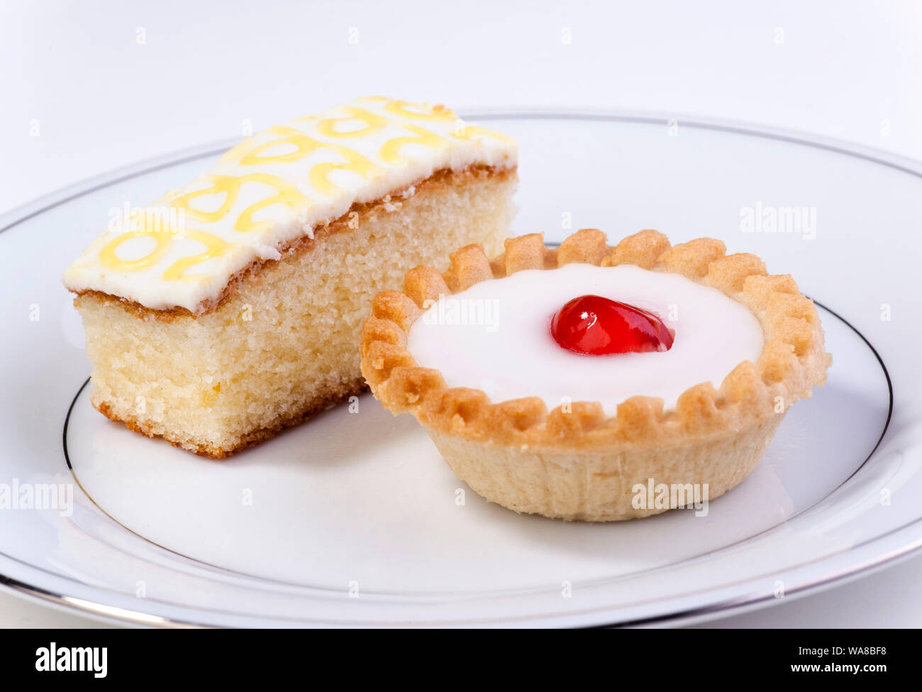 Iced cherry bakewell tart & Limone dolce pioggerellina Foto Stock