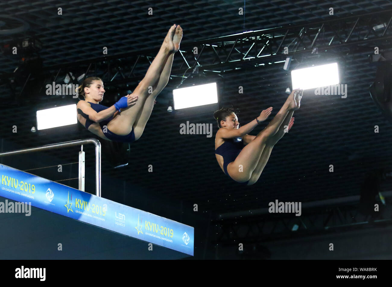 Kiev, Ucraina - 7 agosto 2019: Nicoleta-Angelic MUSCALU e Antonia-Mihaela Pavel della Romania di eseguire durante la Womens 10m Synchro finale del 2019 Europeo Campionato di immersioni a Kiev, Ucraina Foto Stock