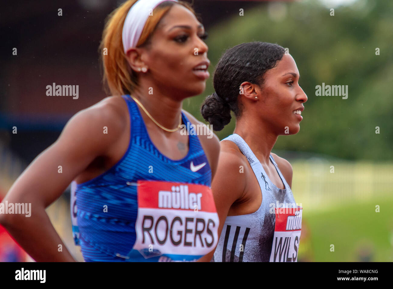 Raevyn Rogers e Ajeé Wilson degli Stati Uniti dopo essere arrivato terzo e primo, rispettivamente nella donna 800 metri, durante il Birmingham 2019 Müller Grand Prix della Alexander Stadium, Birmingham. Foto Stock