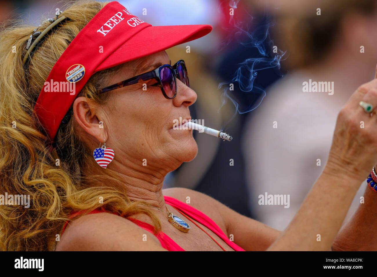 Trump sostenitore fuma durante la maga Rally in New Hampshire. Foto Stock