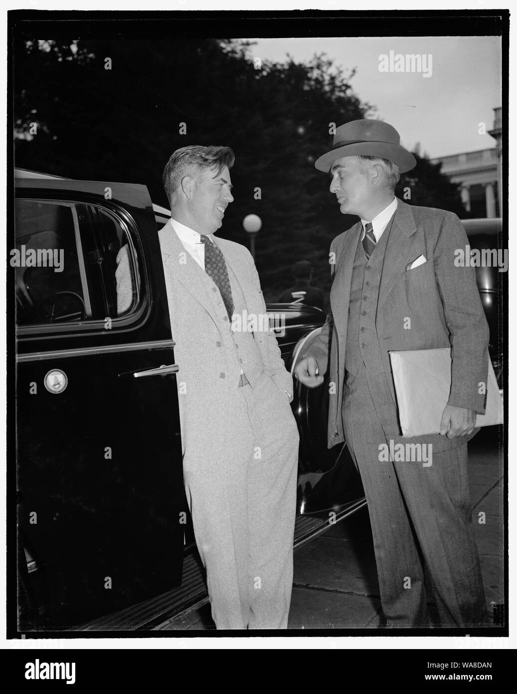 Membri del gabinetto di arrivare per l incontro con il presidente Roosevelt. Washington D.C., Sett. 16. Da sinistra a destra: Segretario di Agricoltura, Henry Wallace e deliberando segretario della Marina Militare, Charles Edison Foto Stock