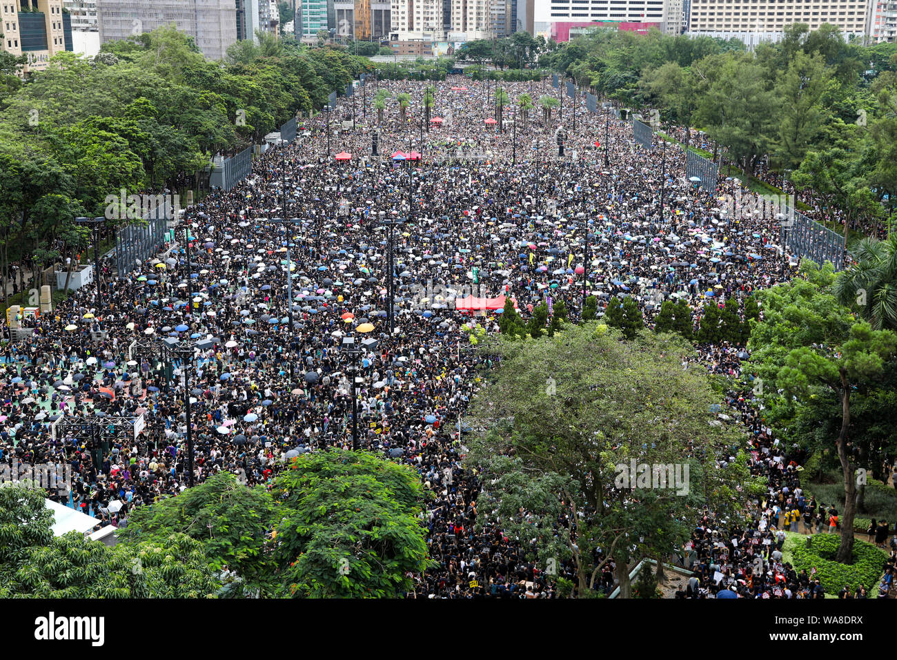 Hong Kong. 18 Agosto, 2019. Folle immense di giro per un rally e poi più tardi non autorizzato di un corteo di protesta in opposizione alla proposta di legge in materia di estradizione e a sostegno della democrazia a Hong Kong. Il rally è stato organizzato dalla civile dei diritti umani, che pretendono di più di 1,7 milioni di persone riunite il rally e marzo. Credito: David Coulson/Alamy Live News Foto Stock