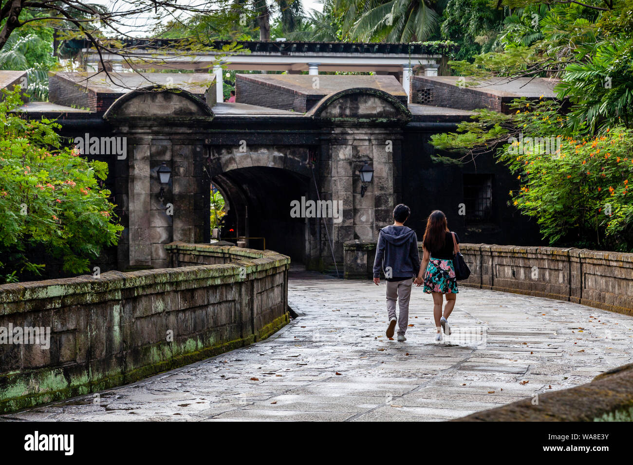 Un giovane a piedi intorno alla vecchia città fortificata di Intramuros, Manila, Filippine Foto Stock