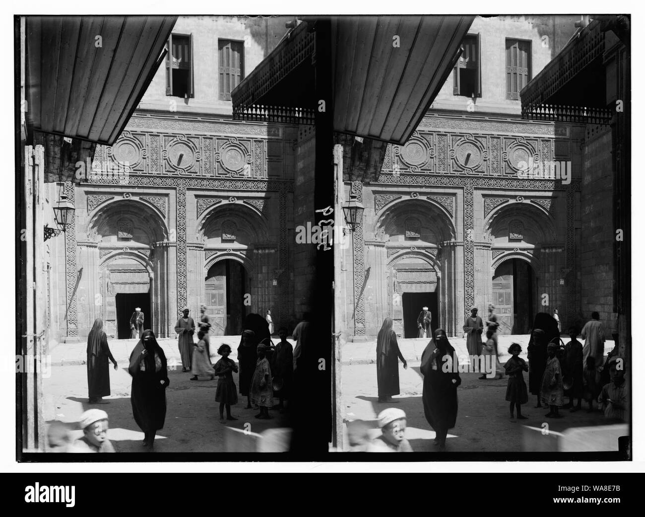 Il Cairo e distretto, Egitto. La moschea di el-Azhar. Ingresso sud mostra di elaborare modelli di arabesque Foto Stock