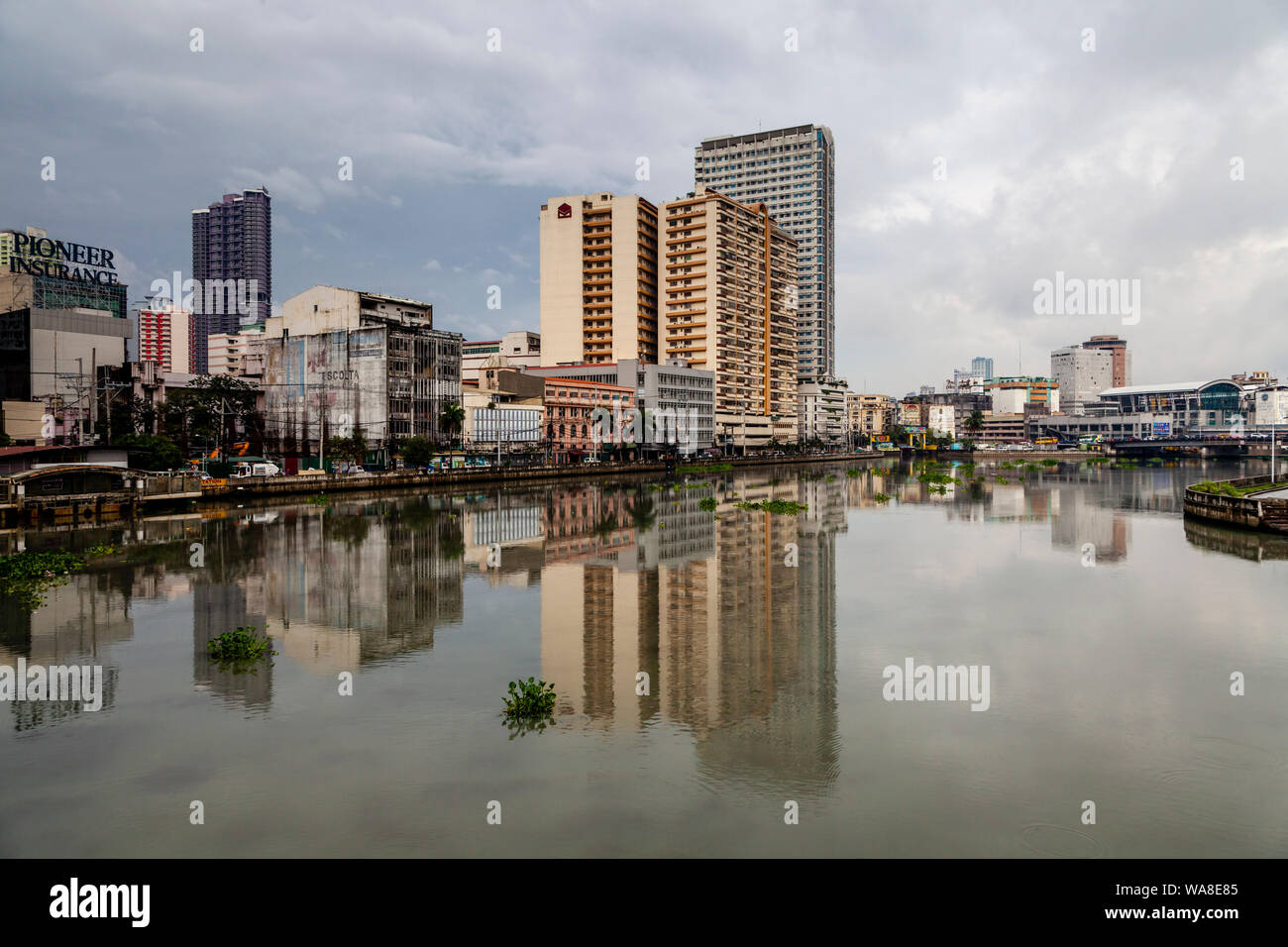 Il fiume Pasig e dello Skyline di Manila, Metro Manila, Filippine Foto Stock