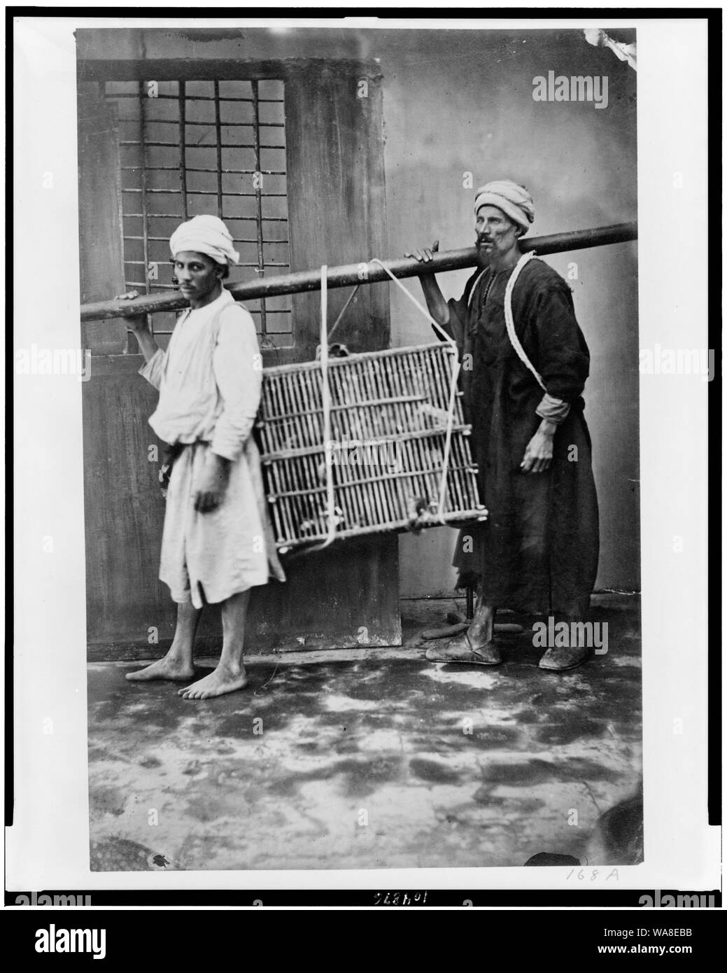 Il Cairo(). Due venditori ambulanti() gabbia di trasporto Foto Stock