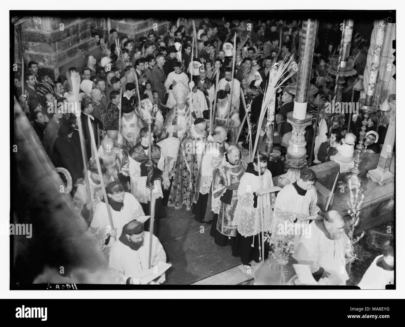 Calendario delle cerimonie religiose in Ger. [Cioè Gerusalemme] il periodo pasquale, 1941. La domenica di Pasqua, servizi di Latina, Patriarca Latino al trono Foto Stock