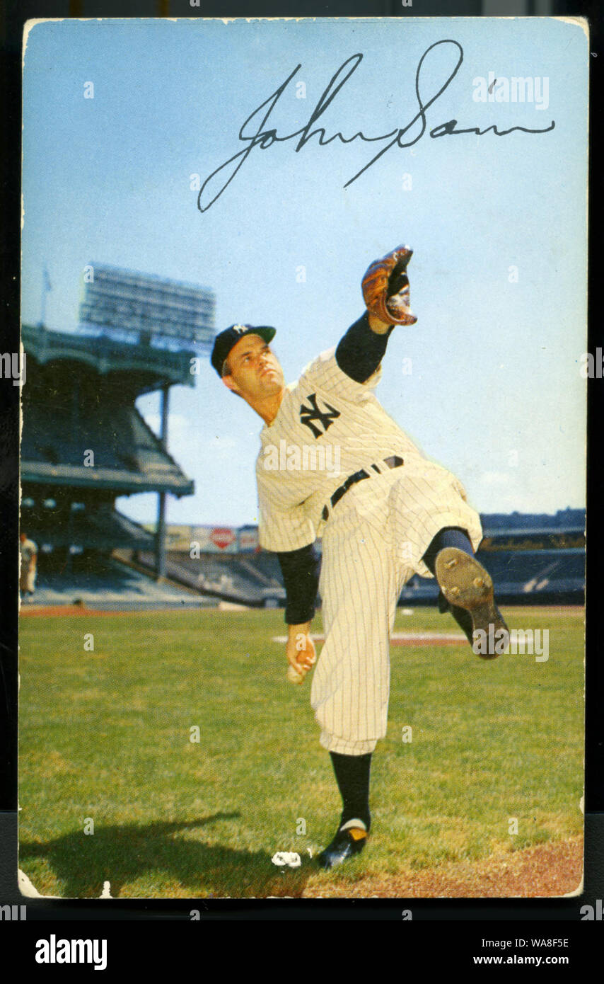 Johnny Sain nel Vintage New York Yankees cartolina ricordo foto allo Yankee Stadium di New York Foto Stock