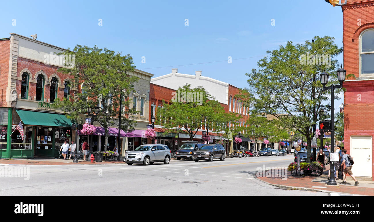 Erie Street nel centro di Willoughby, Ohio, Stati Uniti d'America è la quintessenza di piccole città noi strada principale con i negozi di caffè, bar e piccole imprese. Foto Stock