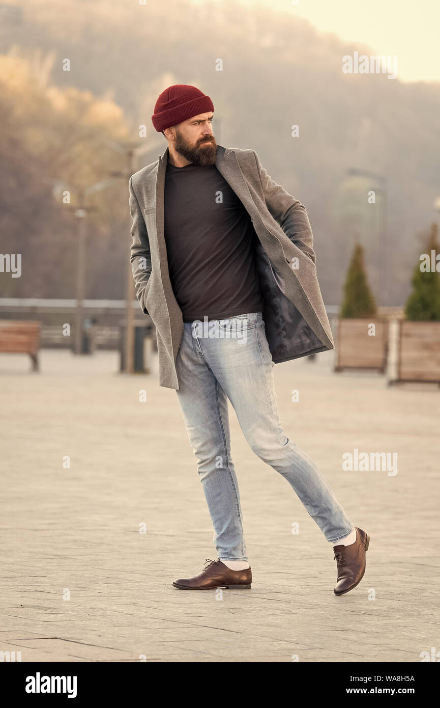 Hipster vestito e hat accessorio. Elegante Abito casual stagione  primaverile. Abbigliamento uomo maschio ed un concetto di moda. Uomo  Barbuto hipster elegante Cappotto alla moda e hat. Abbigliamento comodo.  Stile Lumbersexual Foto