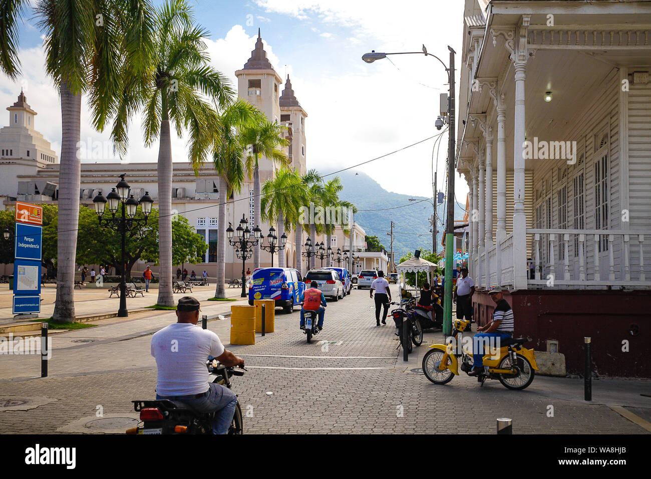 Strade di Puerto Plata con la Catedral de San Felipe in background Foto Stock