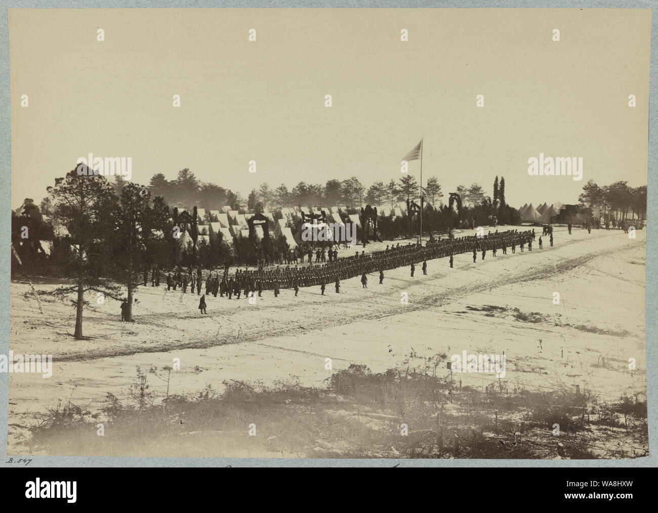 Il camp di 2d Maine fanteria, Camp Jameson Abstract: fotografia mostra ufficiali, soldati di fanteria, e banda miliatry in piedi in una coperta di neve campo; tende in background. Foto Stock
