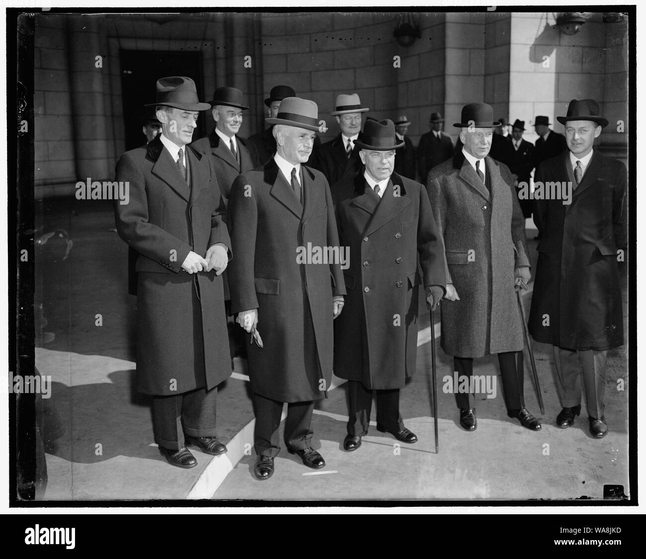 Il premier canadese arriva per il commercio la discussione con il presidente Roosevelt. Washington D.C., il 5 marzo. Il primo ministro del Canada Mackenzie King, arrivati a Washington oggi e sarà un ospite di questo fine settimana del presidente Roosevelt nel momento in cui si discuteranno le questioni di interesse reciproco per gli Stati Uniti e il Canada. Il Premier è stato incontrato alla Stazione Union dal Segretario di Stato Cordell Hull (sinistra) e ministro canadese Herbert Marler (a destra), 3/5/1937 Foto Stock