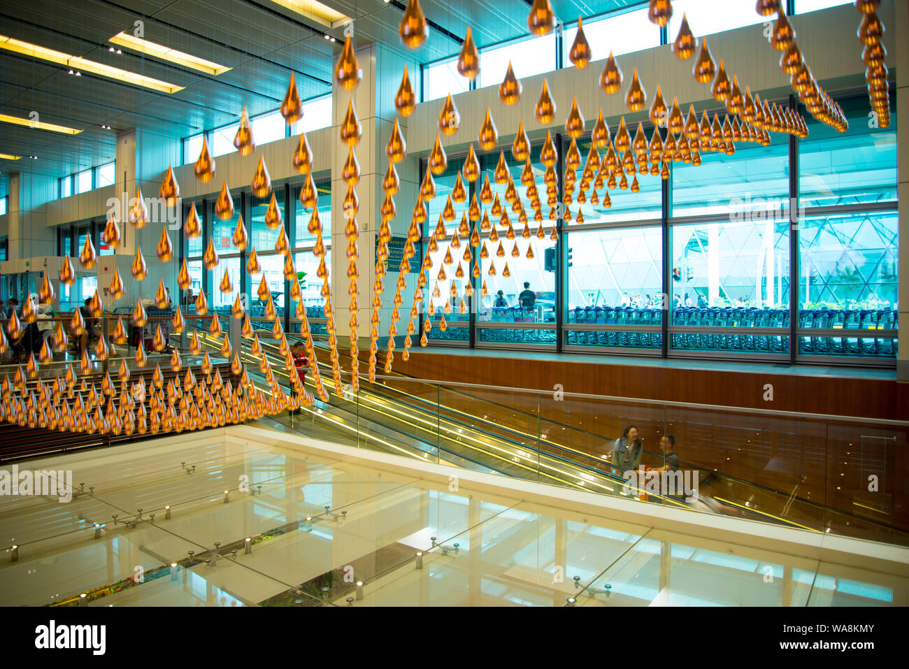 La città di Singapore, Singapore - 10 Aprile 2019: Kinetic pioggia è una scultura in movimento all'Aeroporto Changi di Singapore Foto Stock