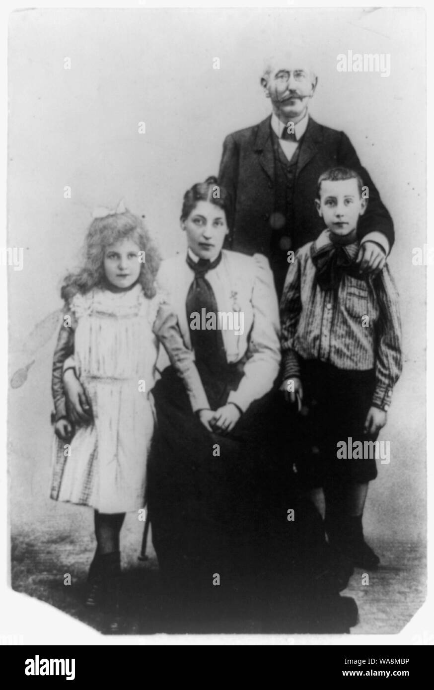 Il cap. Alfred Dreyfus, ritratto a figura intera, in piedi, rivolto verso la parte anteriore, con la moglie() e due bambini Foto Stock