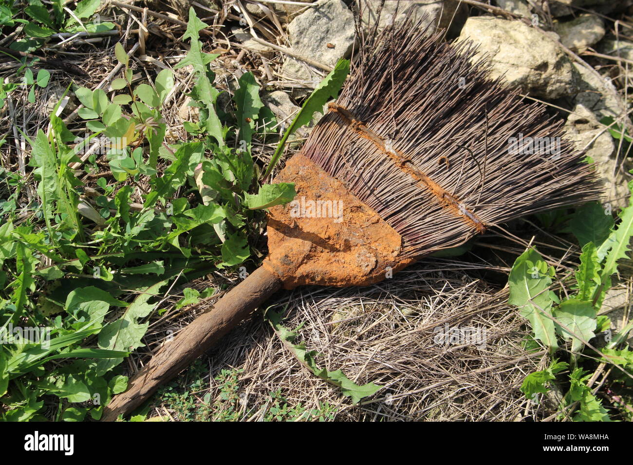 Scopa arrugginito gettati a terra Foto Stock