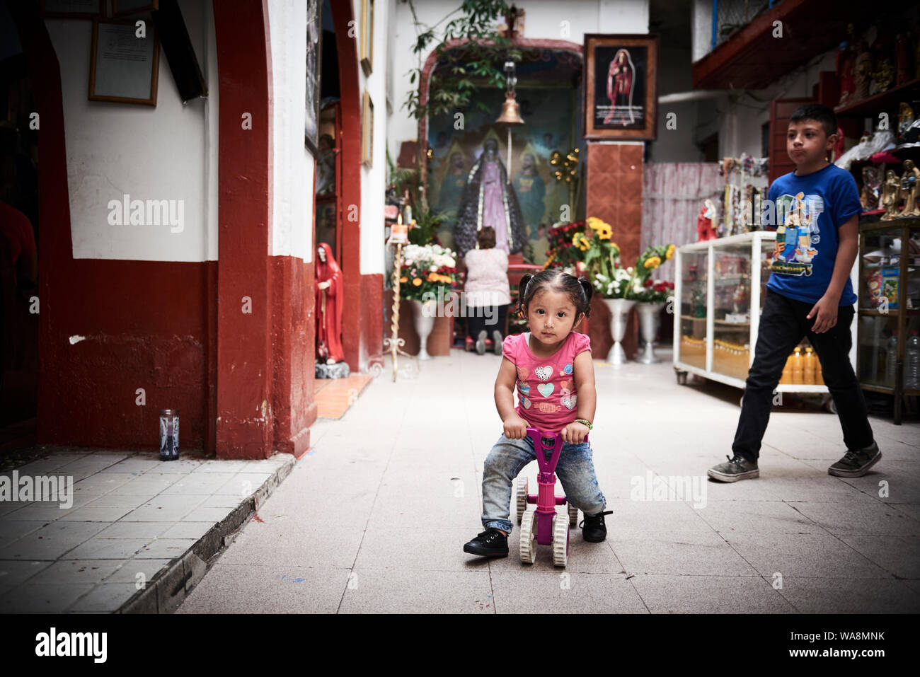 I devoti di Nuestra Señora de la Santa Muerte (Nostra Signora della santa morte) visitare la Iglesia Santuario Nacional del Angel de la Santa Muerte di Tepito, Città del Messico. Santa Muerte è il santo patrono dei criminali, prostitute, tossicodipendenti e tutti quelli trascurati dalla società. La personificazione della morte, ella è associato con la guarigione, la protezione e la distribuzione sicura per l'aldilà dai suoi devoti. Foto Stock