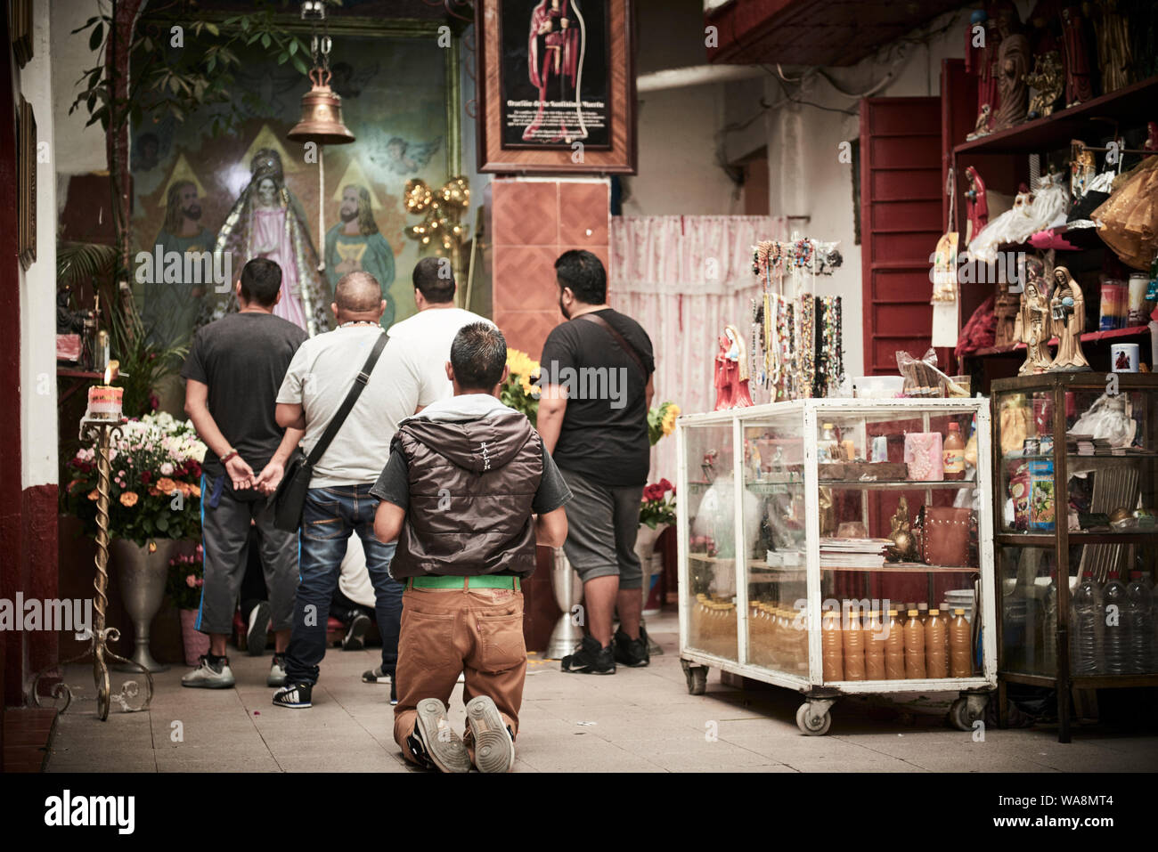 I devoti di Nuestra Señora de la Santa Muerte (Nostra Signora della santa morte) visitare la Iglesia Santuario Nacional del Angel de la Santa Muerte di Tepito, Città del Messico. Santa Muerte è il santo patrono dei criminali, prostitute, tossicodipendenti e tutti quelli trascurati dalla società. La personificazione della morte, ella è associato con la guarigione, la protezione e la distribuzione sicura per l'aldilà dai suoi devoti. Foto Stock