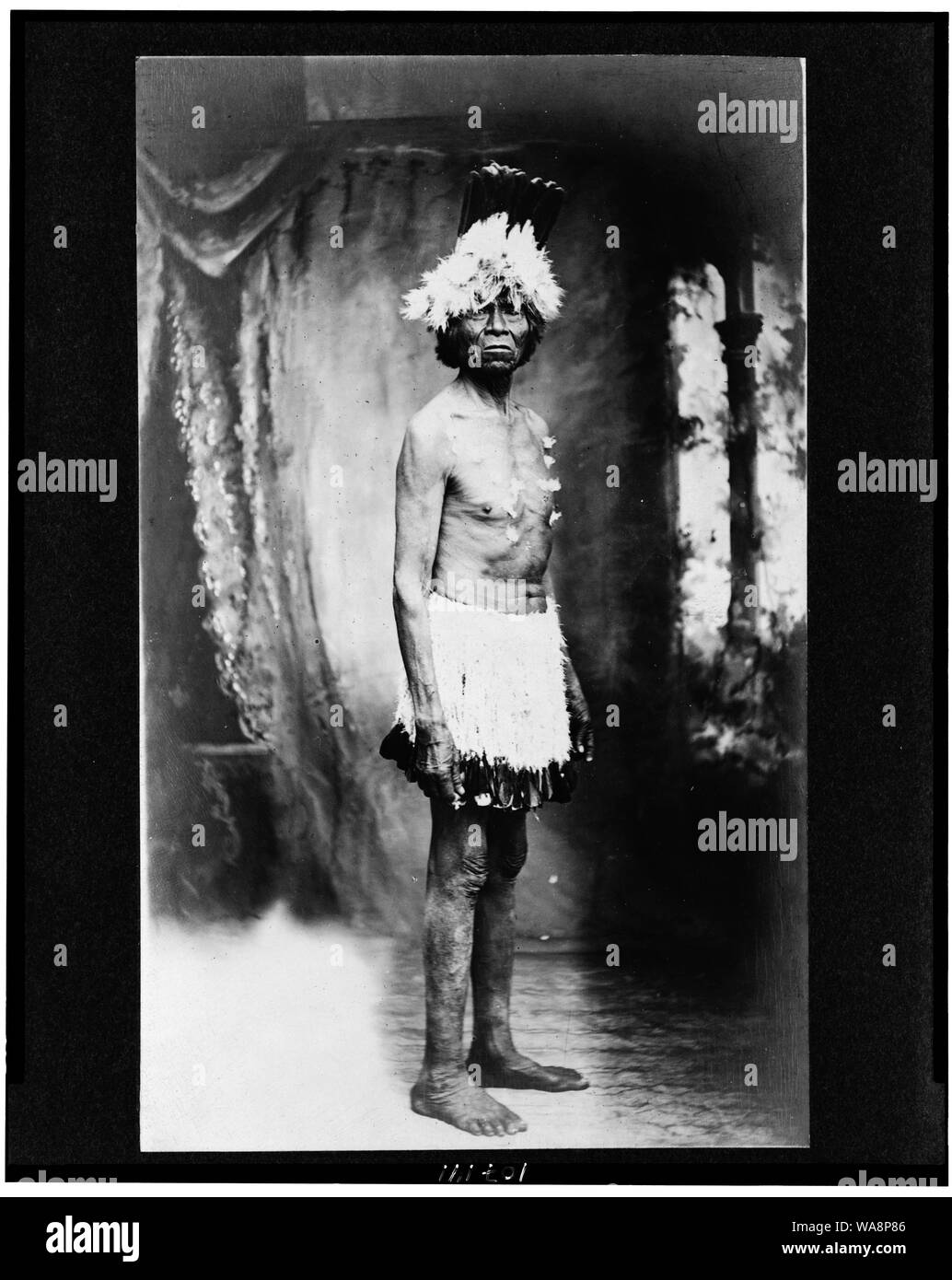 Il capitano John, Paiute indiani, ritratto a figura intera, in piedi, rivolta leggermente a destra Foto Stock