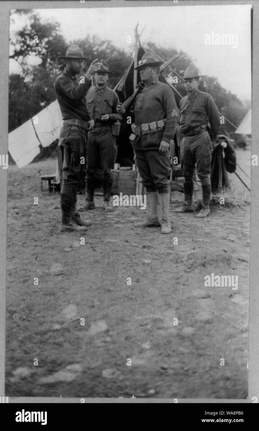 Capitano Richmond Smith, del 6° Fanteria, Co. B al comando in Boca Grande conferendo ordine a sergente della Guardia--messicano-campagna negli Stati Uniti dopo la Villa, 1916 Foto Stock