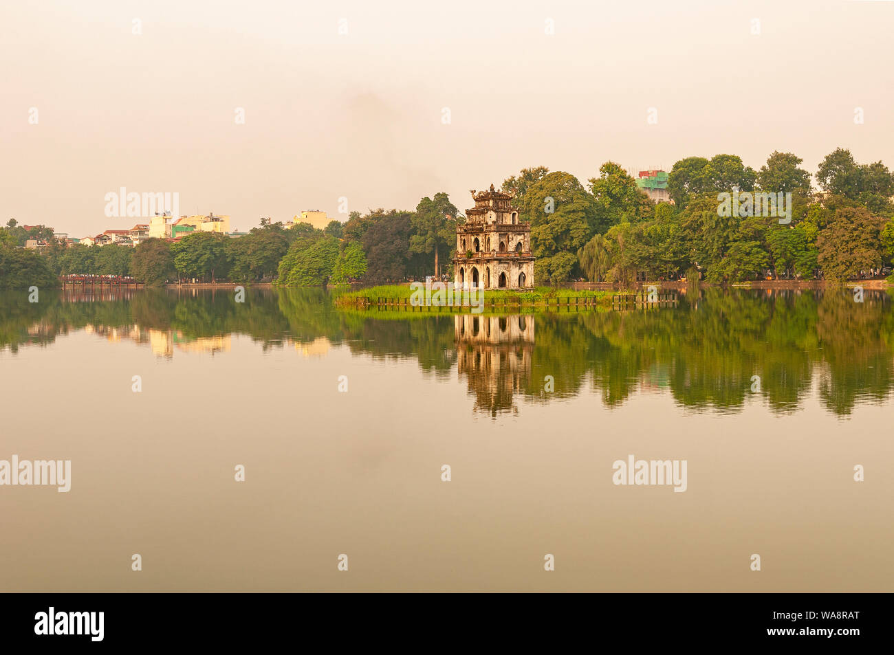 La riflessione della tartaruga Pagoda Tower nel centro del lago Hoan Kiem o al lago della spada restaurato nel centro di Hanoi, Vietnam del Nord. Foto Stock