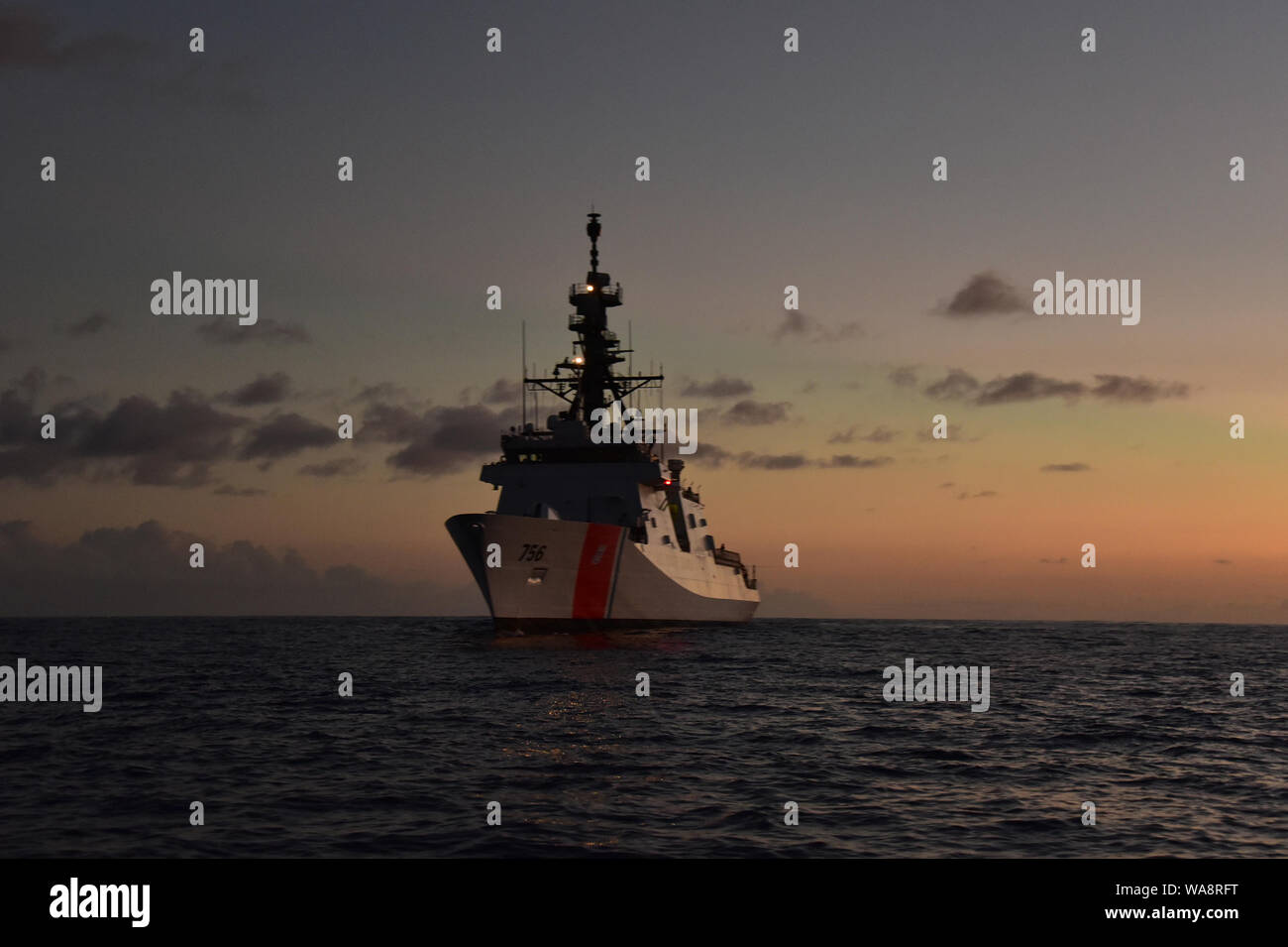 Guardacoste Kimball WMSL (756) veli l'Oceano Pacifico vicino a Hawaii durante la sua ultima pre-commissioning prove in mare 11 Agosto, 2019. La nave, il settimo National Security Cutter per essere acquisita dalla Coast Guard, è programmata per un unico dual-commissioning cerimonia con i Guardacoste Midgett WMSL (757), l'ottava NSC, al loro nuovo homeport a Honolulu 24 agosto 2019. Stati Uniti Coast Guard foto di Chief Petty Officer John Masson. Foto Stock