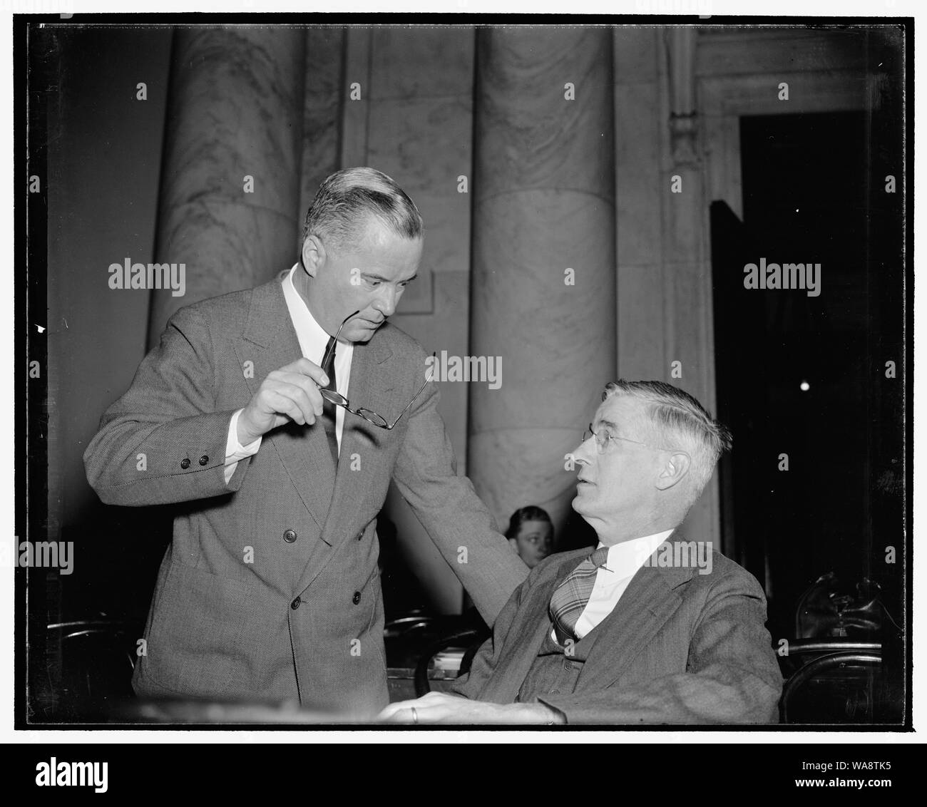 Carnegie Institute afferma testa U.S. dovrebbe avanzare la ricerca come misura di difesa. Washington, 17 genn. Richard C. Patterson, Jr., Assistente del Segretario di Stato per il commercio e Vannevar Bush, Presidente del Carnegie Institute qui fotografato prima delle audizioni del temporaneo nazionale Comitato Economico. Bush ha riferito al Comitato che la ricerca scientifica e la ricerca industriale dovrebbe essere incoraggiato nel caso che gli Stati Uniti dovrebbero "di entrare in una delle principali difficoltà". Egli ha sollecitato che il sistema dei brevetti essere salvaguardata come un mezzo di incoraggiamento, 1/17/39 Foto Stock