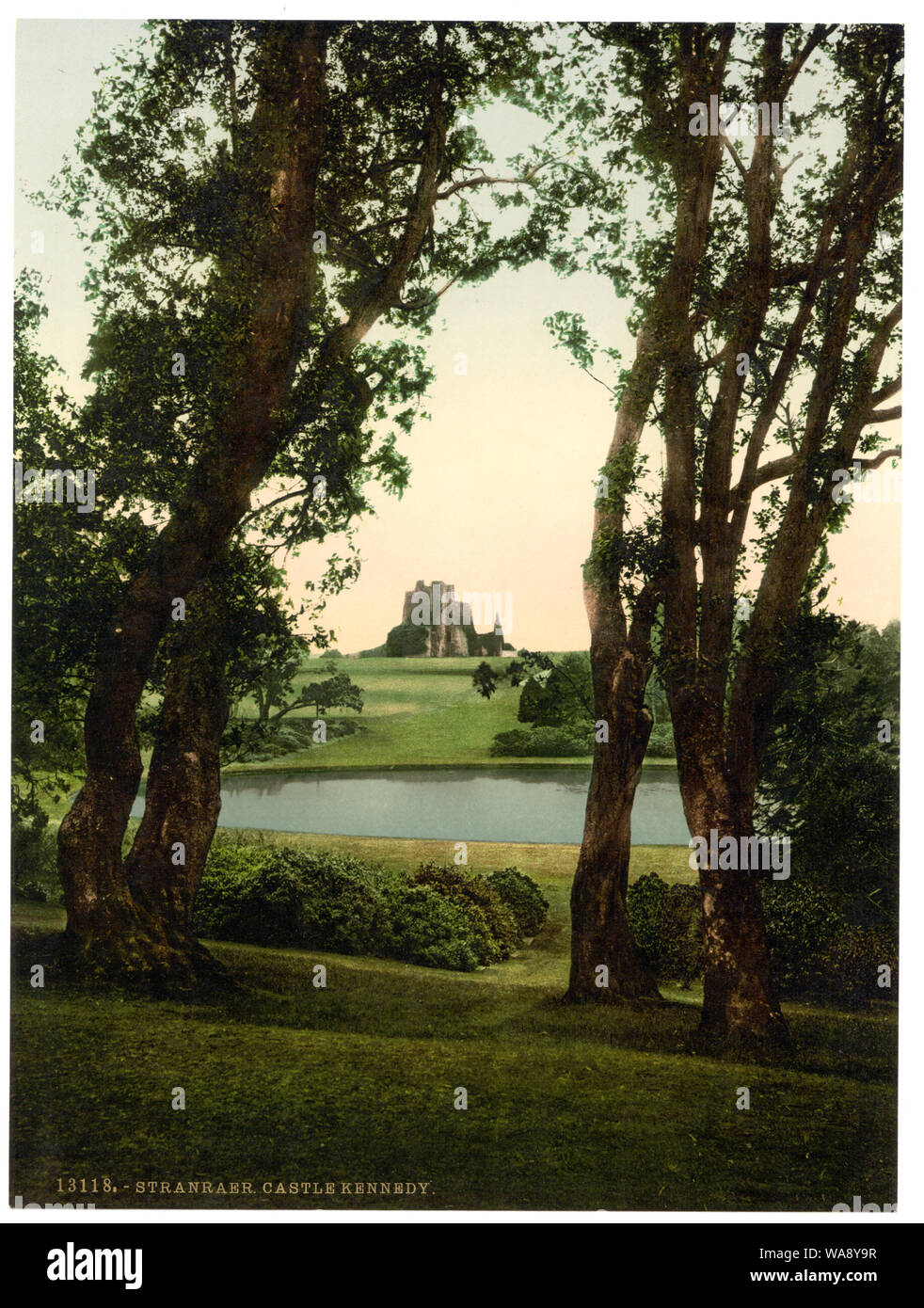Castle Kennedy, Stranraer, Scozia; titolo dalla Detroit Publishing Co., catalogo J-sezione estera. Detroit, Michigan. : Detroit Photographic Company, 1905.; ulteriori informazioni circa la stampa Photochrom Collection è disponibile a http://hdl.loc.gov/loc.pnp/pp.pgz; fa parte di: vedute del paesaggio e architettura in Scozia in stampa Photochrom collection.; stampa n. 13118. Foto Stock