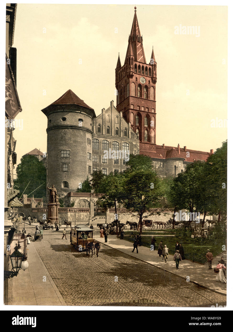 Torre di castello e Imperatore Guglielmo il monumento, Konigsberg, Prussia orientale, Germania (cioè, Kaliningrad, Kaliningradskai︠a︡ oblastʹ, Russia) Foto Stock